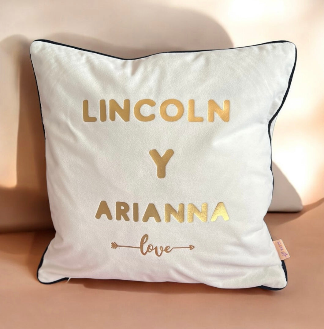 Personaliza tu cojín con frases emotivas y únicas que reflejen tu amor y gratitud.