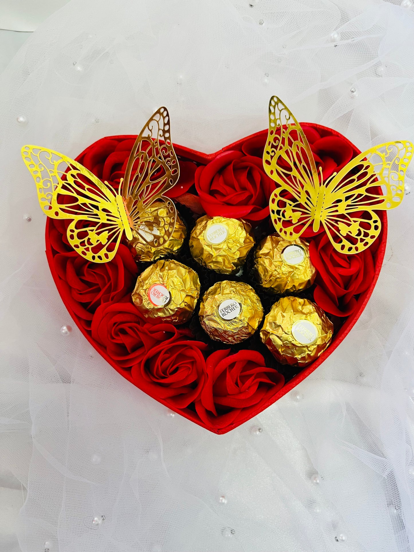 Nuestra Caja Love combina elegancia, dulzura y un toque mágico.