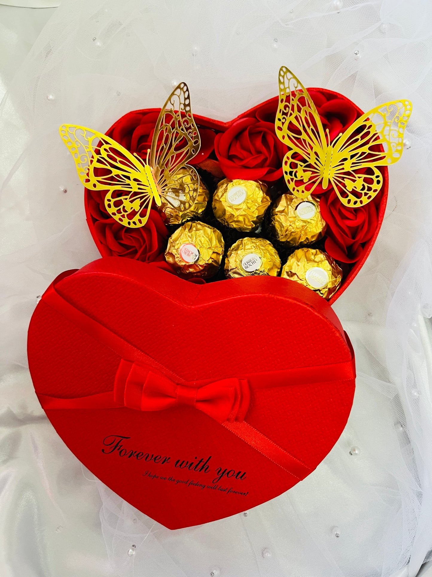 Nuestra Caja Love combina elegancia, dulzura y un toque mágico.